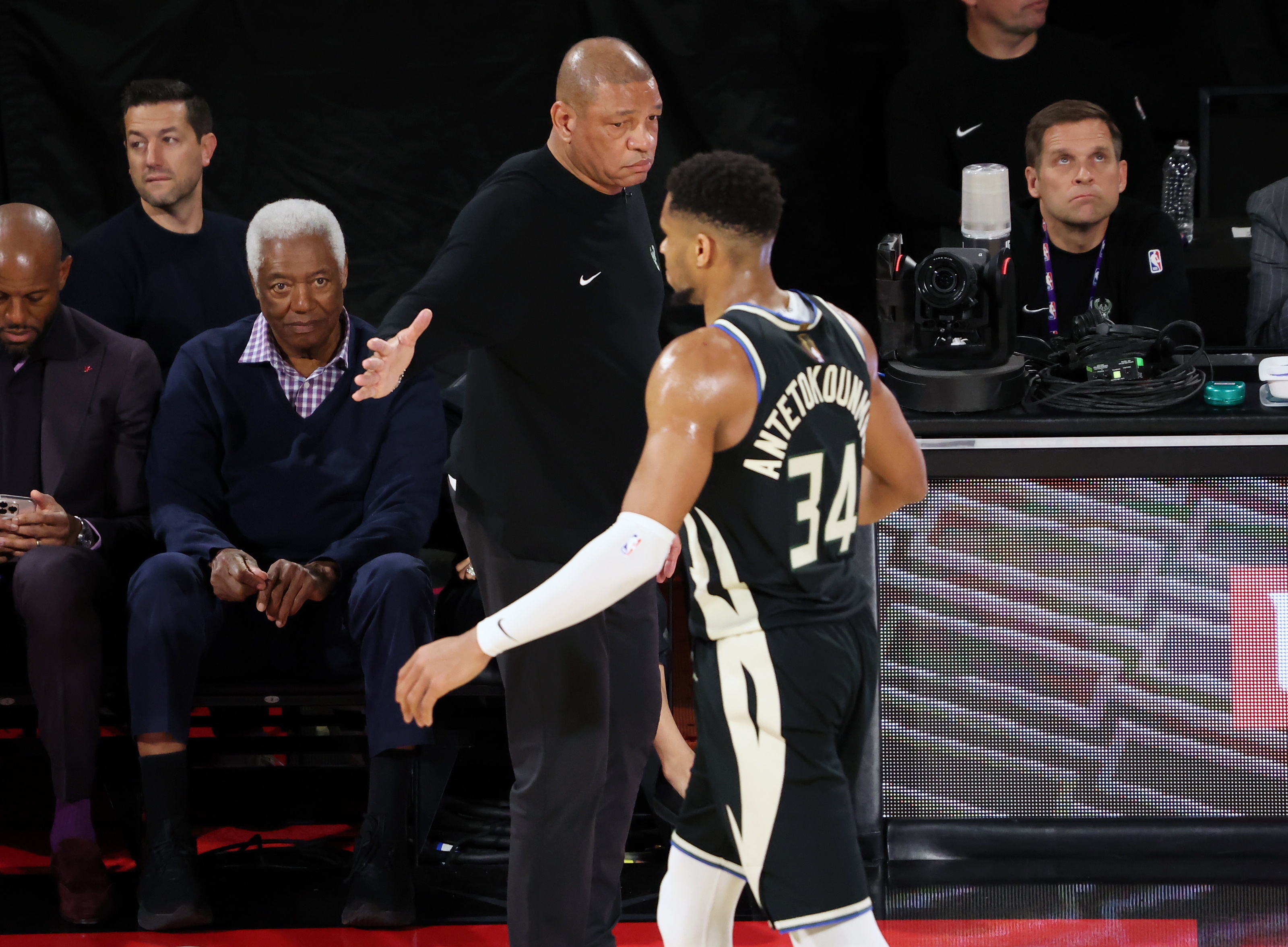 字母哥连续七场比赛得分超过出色防守，勇士挑战极限！